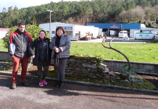 Verdes de Galicia entrega ao Concello de Lousame un muro cunha colmea do 1945 e unha cepa de viña que formou parte do Stand de Galicia premiado en FITUR 2018